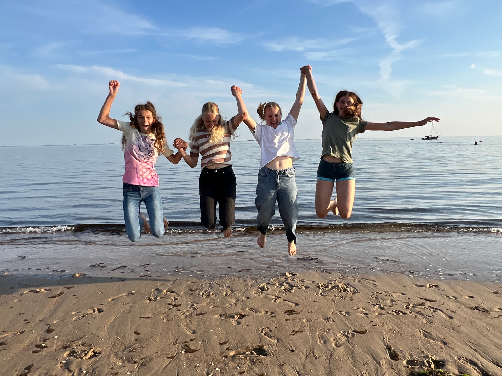 Jugendliche springen freudig am Strand